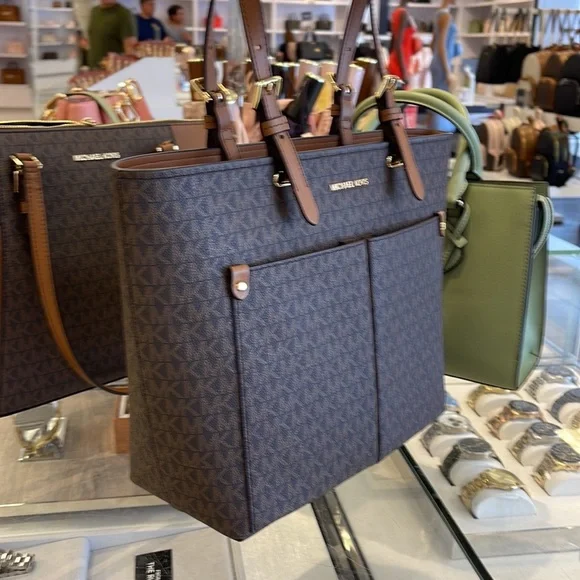 MICHAEL KORS JET SET TRAVEL MEDIUM DOUBLE POCKET TOTE 
BROWN SIGNATURE
NWT - Picture 12 of 16